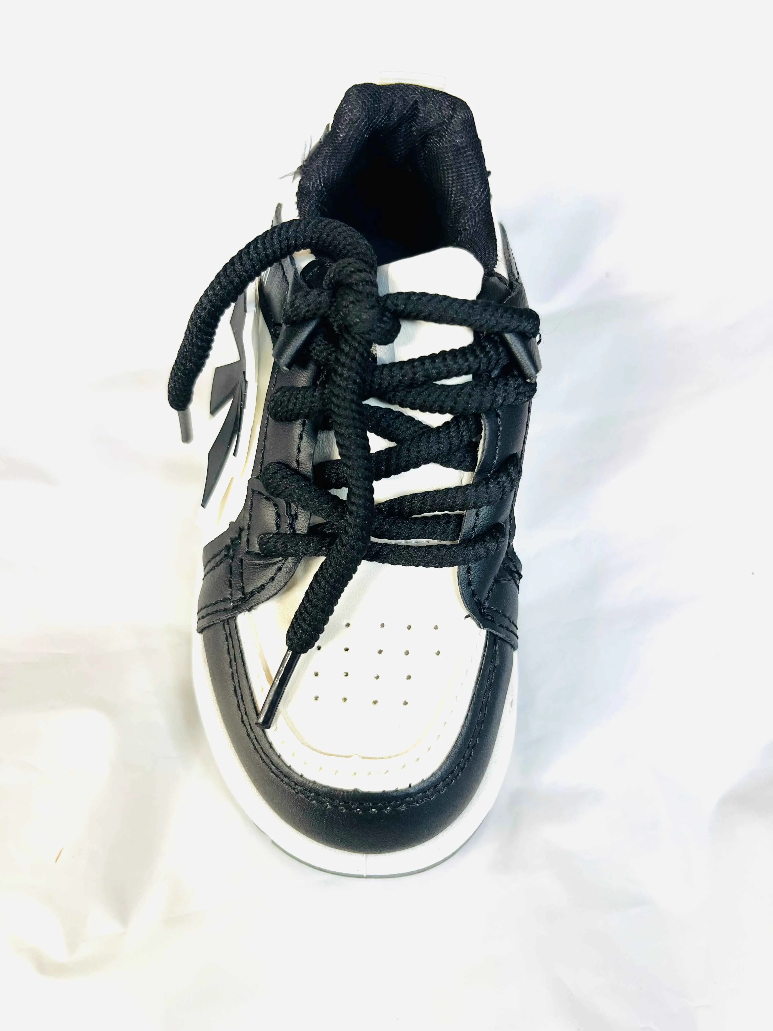 Kids' Black & White Arrow Detail Low-Top Sneaker